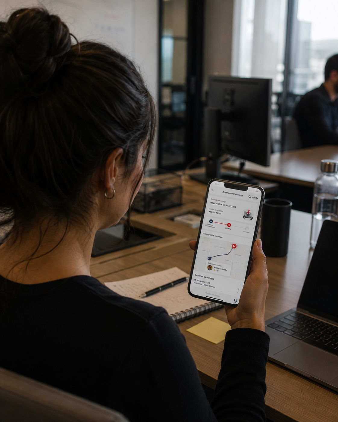 Celular exibindo rastreamento no mapa com entregador de moto
